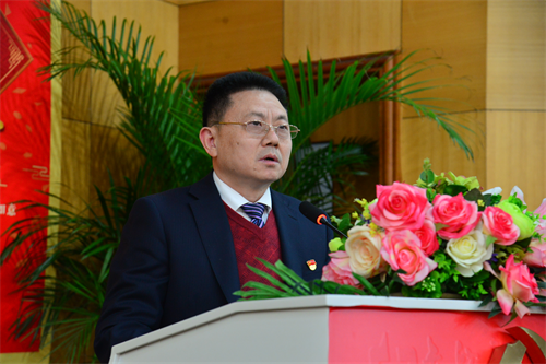 党委委员、副院长蔡岳祥宣读了2021年度医院表彰决定.png