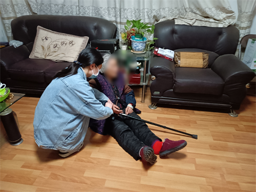 隔离期间她跑遍了所有独居老人的家,被称为爱心志愿者 (2).png