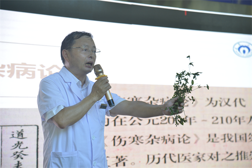 曾建国向学员们展示了长沙市城区及周边乡村存在的部分中药材.png