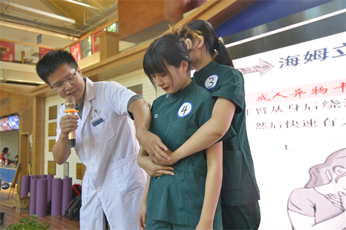 邵启兵向学员们展示海姆立克急救法.png