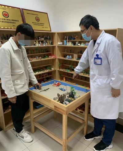 赵伟医生在进行心理咨询_副本.png