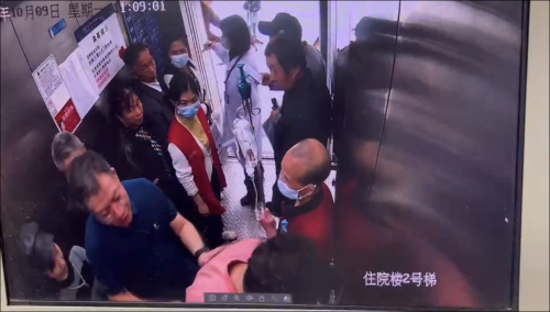 傅发军主任在电梯内给男子按压肾俞穴_副本.png
