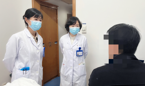 肾病科主任文锐、副主任医师覃娇叮嘱陈威出院事项_副本.png